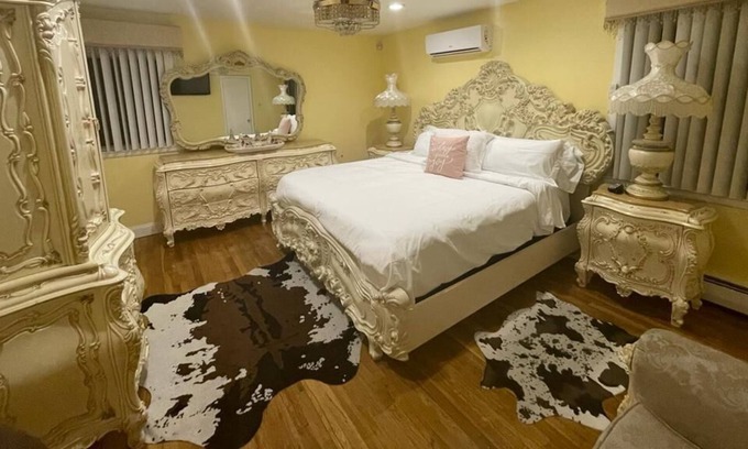 South Valley Stream House | Large Family home! Quick transport to NYC!