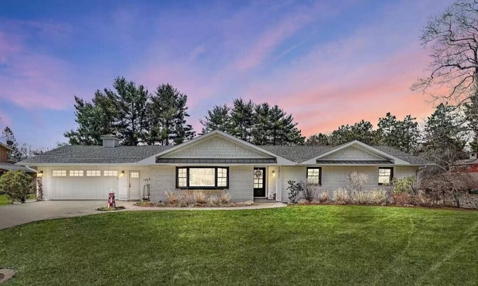 Lakeside House | Large family vacation home near Cherry Beach