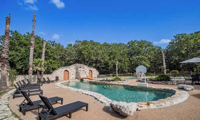 Luling Other | Large Group Ranch Retreat 4 Houses 45 Acres Pool Sleeps 40