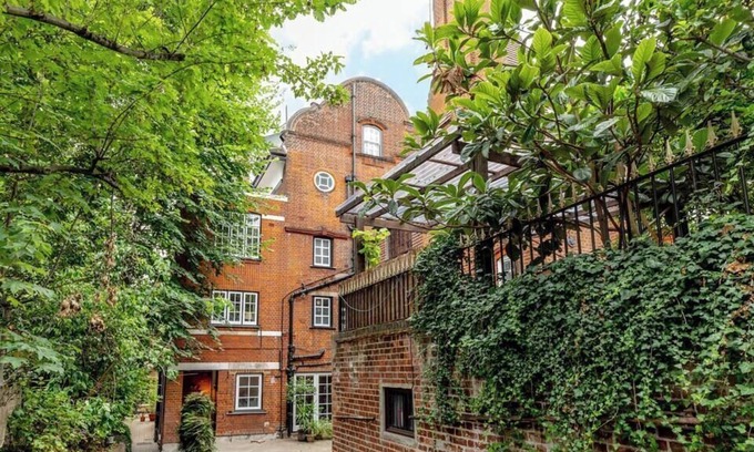 Frognal and Fitzjohns Apartment | Large Hampstead Luxury Apartment for 10