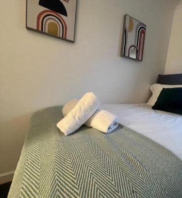 Clydach Apartment | Large Home, Parking, 2 bathrooms