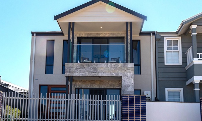 Jindalee House | Large home sleeps 6 with heated outdoor swimspa
