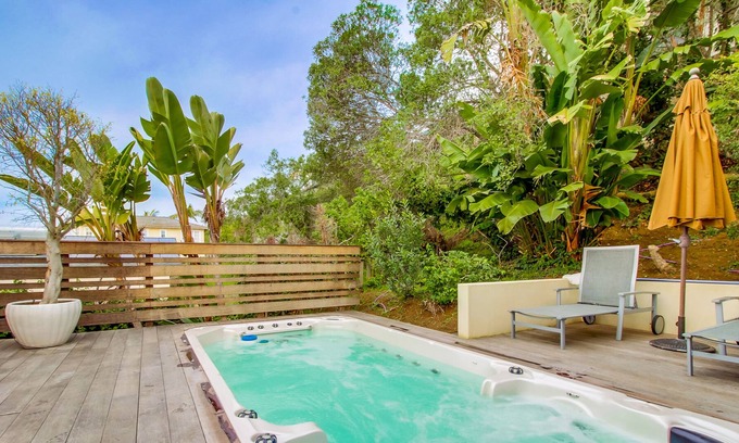 Sunset Cliffs House | Large & modern home close to the ocean w/private washer/dryer - 1 dog welcome