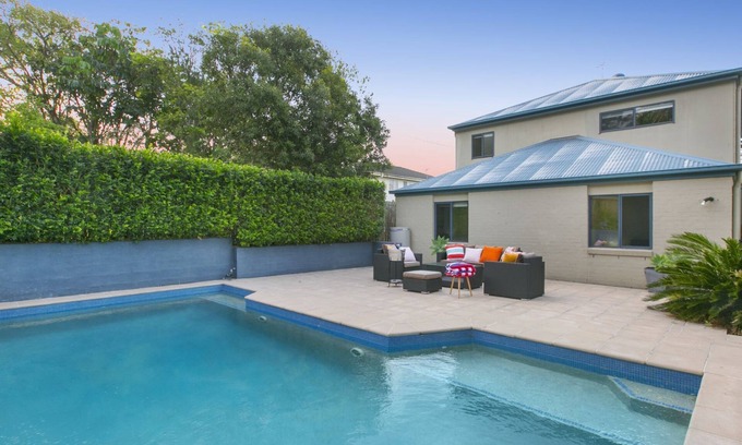Yeronga House | Large modern house. Pool, city views. Pets welcome.