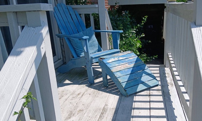 Caine Woods Apartment | Large pet friendly 1 bedroom, 1bath unit 6 blocks from the beach. Free parking.