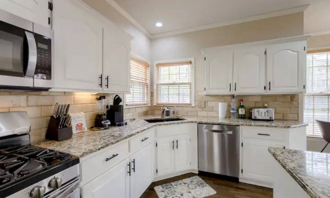 Olathe House | Large pool house perfect for large family gathering