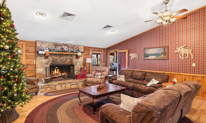Sevierville Cabin | Large Private Douglas Lake Lodge- 12 acres- Sevierville