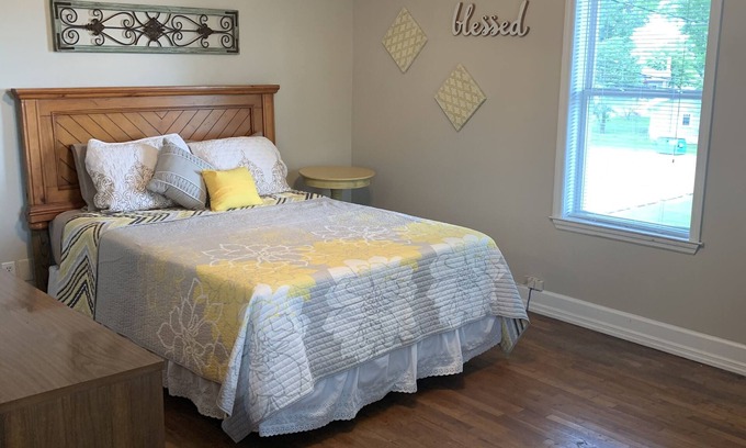 Cullman House | Large Private Room & Bathroom