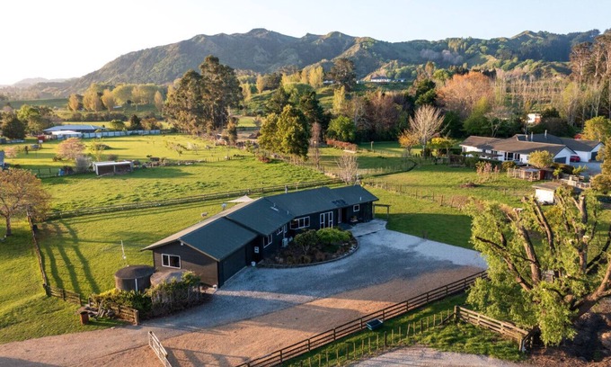 Gisborne Other | Large Quiet Farm House | Mins to CBD