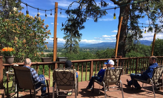 Central Point Other | π Large Scenic Home with Spectacular views!! Jacuzzi + Sleeps up to 8