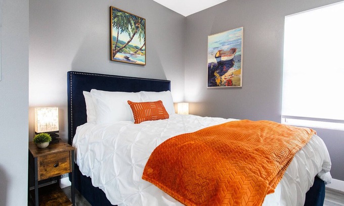 University Heights Apartment | Large-Studio-Balcony-Desk-A/C-Full-Kitchen