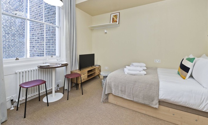 Camden Town with Primrose Hill Apartment | Large Studio Near Leafy Primrose Hill