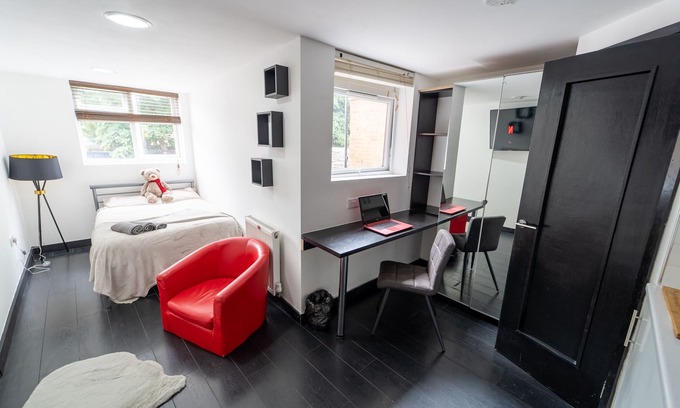 Selly Oak Apartment | Large Studio next to UOB and close to City!