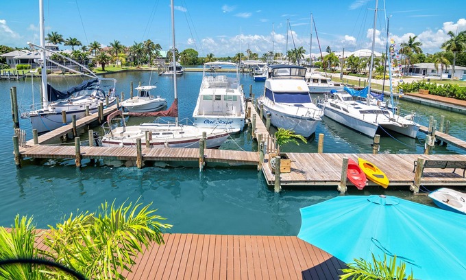 Siesta Isle Hotel | Latitude 26 Waterfront Boutique Resort - Fort Myers Beach