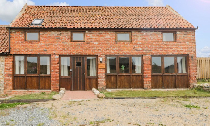 Tunstall Cottage | LAVENDER LODGE, pet friendly, character holiday cottage in Withernsea