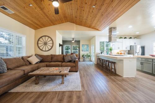 Templeton House | Lavender & Vine - Downtown Retreat with Hot Tub and Fire Pit!