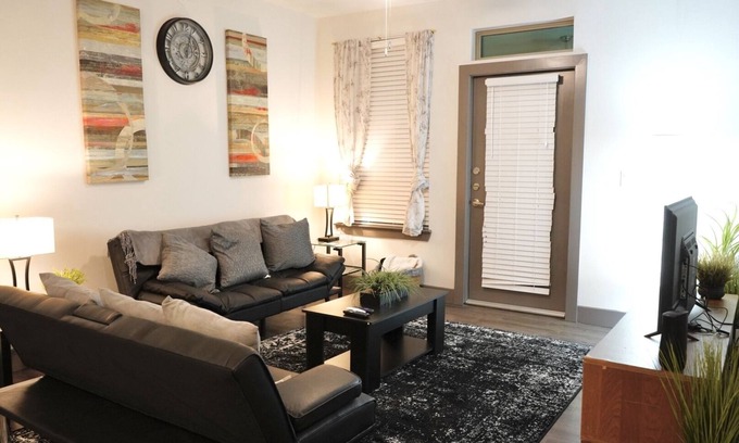 Houston Apartment | Lavish 2Bd/2Ba- IAH Area