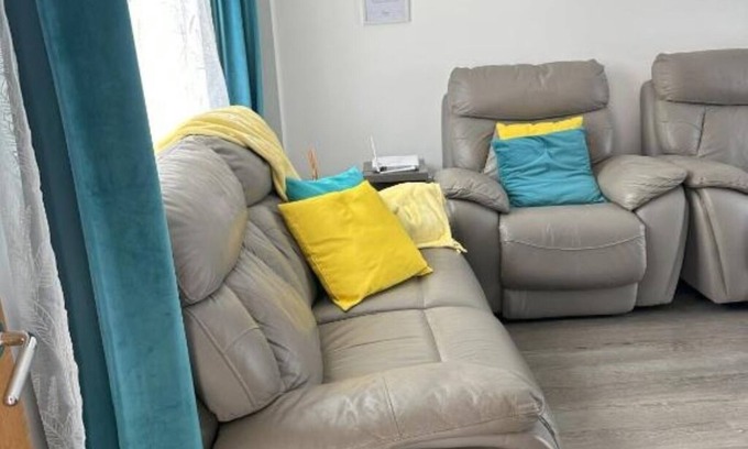 Heath House | Lavish 3 story house: Deluxe Double Room with Shower