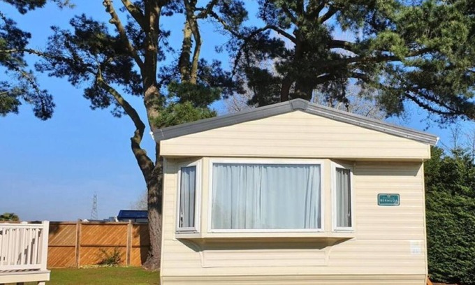 Hamworthy House | Lazy Bear 25 Arne View Seaside home with great views, full kitchen&strong Wi-Fi.