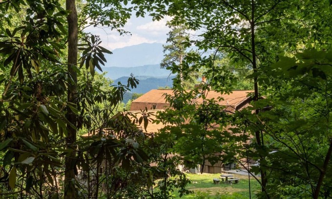 Gatlinburg - Pigeon Forge Cabin | Lazy Bear Cabin w/Breathtaking Views!