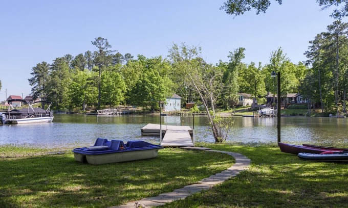 Leesville House | Lazy Days on Lakeshore - Kayaks, Fireplace, and more!