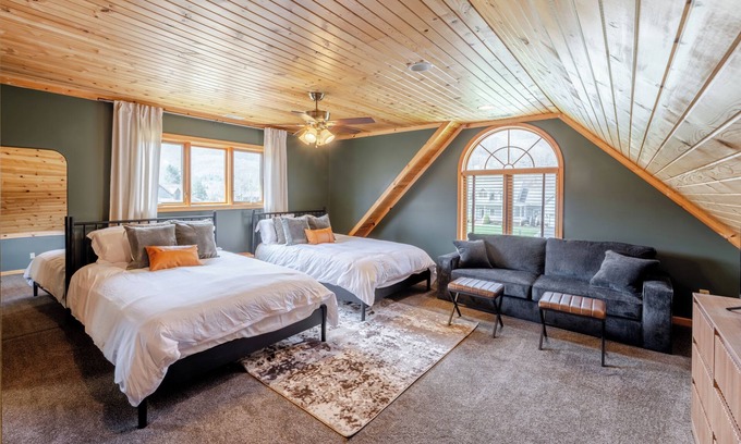 Snowshoe House | Lazy Hare Lodge-Golf Sim~Hottub~Sauna~FirePit~Outdoor Movie