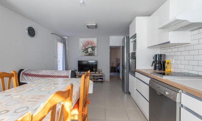 Embrun Apartment | Le bélier 2nd étage avec balcon au centre ville d'Embrun climatisé
