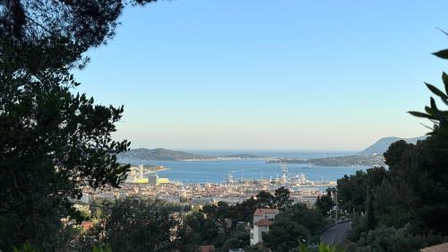 Toulon Bed & Breakfast | Le cabanon du Faron une chambre d hote dans un jardin