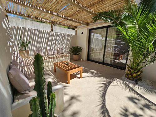 Aubagne Hotel | Le Clos des Délices - Love Room - Chambre avec spa, terrasse et parking privatif