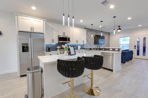 Foster Place House | Lé Luxe Maison -3BR 2 BA- Medical Center and Downtown HTX