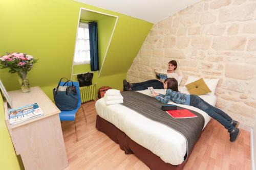 Clignancourt Hostel | Le Montclair Montmartre by River