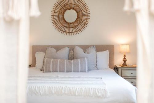 North Spokane House | Le Petit Guesthouse -King Bed Walk to Whitworth
