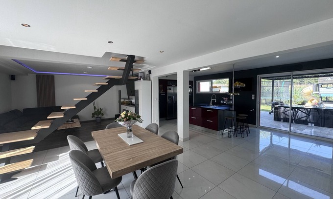 Saint-Mars-d'Outille House | Le QG des Bolides - 12 pers - Circuit - Rêve au Ma
