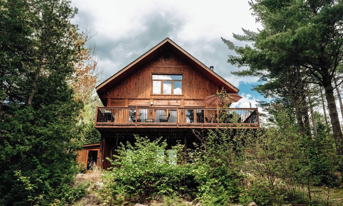 Chertsey Ski Chalet | Le Repôs – Private lake access & cozy vibes