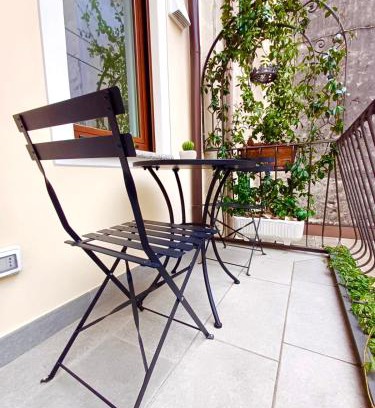 Lesa Apartment | LE RONDINI - Courtyard apartment with balcony & terrace