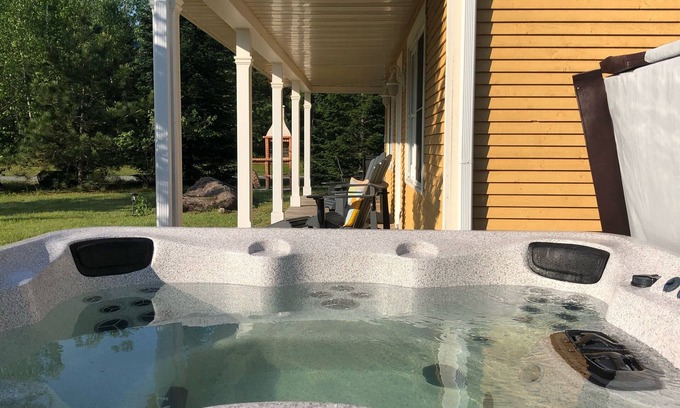 Sutton Cottage | Le Tournesol Cottage to rent near ski Mount Sutton