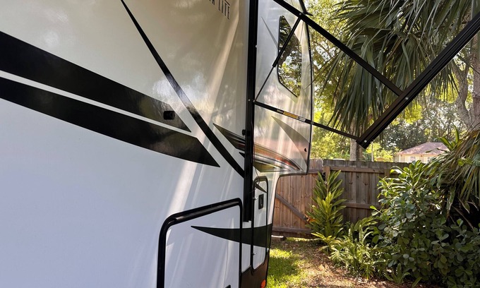 Winter Garden House | Learn how to camp RV style in this Lux RV which sleeps up to 8 people.