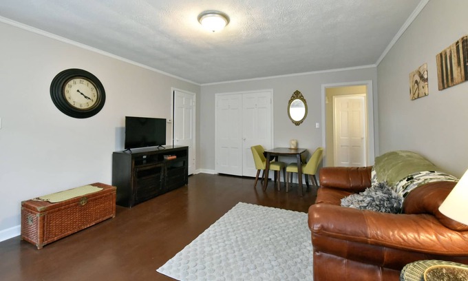 Downtown Omaha Apartment | Leavenworth Park Apt 2-Close to UNMC Blackstone