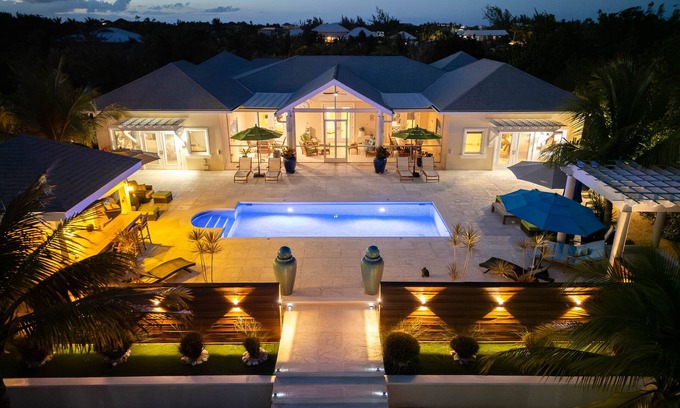 Leeward Settlement House | Leeward Canal, Grace Bay - Kayaks, SUPs & Beautiful Pool - Villa Cariad