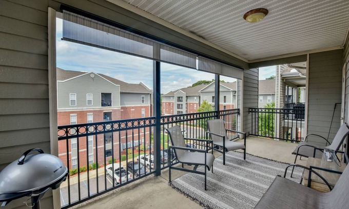 Tuscaloosa Condo | Legends Landing - close to campus, shopping, and more! Complex pool!