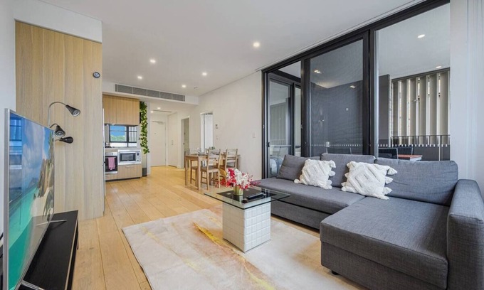 Leichhardt Apartment | Leichhard near Shopping/Train Station with Pool