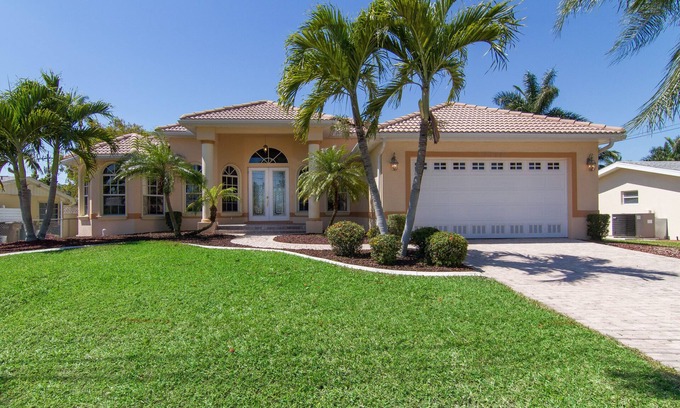 Yacht Club Villa | Leisure living in the Yacht Club, one of Cape Coral's most desirable locations