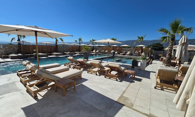 Cabrieres-d'Avignon Hotel | Les Loges du Luberon