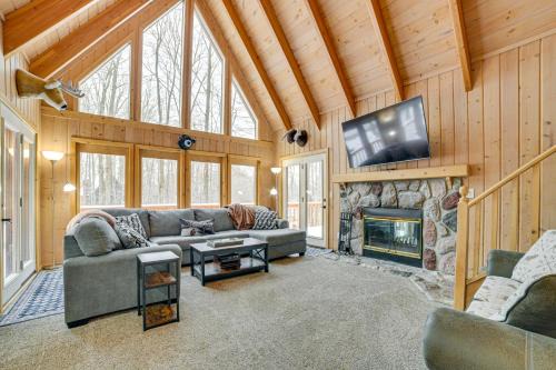 Harbor Springs House | Less Than 1 Mi to Nubs Nob Ski Cabin with Sauna and Deck!