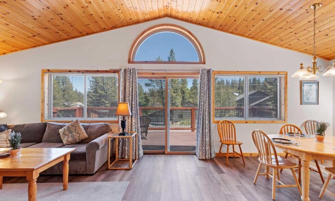 Truckee House | Less Than 8 Mi to Donner Lake Home with Deck and Balcony!