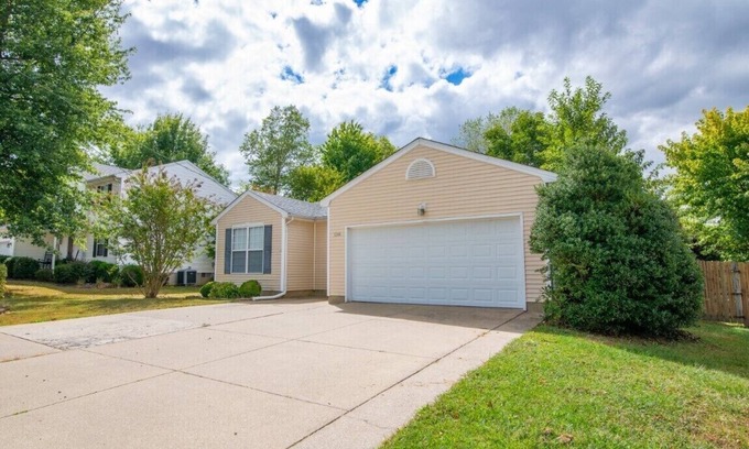 Elizabethtown House | Less than mile to sports park, private house and yard.