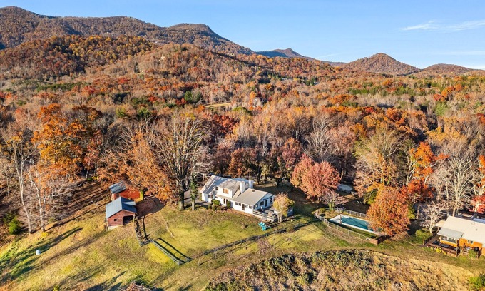 Lynn House | Levity House: Soulful Retreat with Stunning Mountain Views - 15 min from TIEC