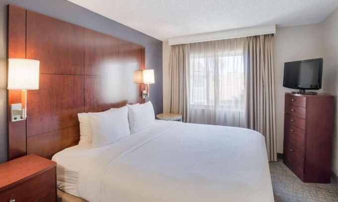 Downtown Village House | Life is Better at the Beach! Spacious Accommodation, Outdoor Pool, Pets Allowed!