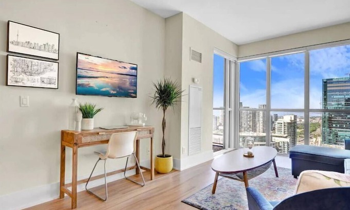 Toronto Entertainment District Apartment | Life Suites Loft - CN Tower