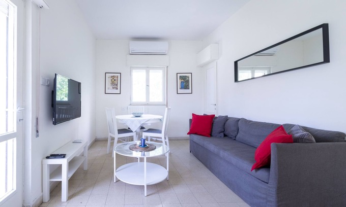Meqor Hayyim Apartment | light and bright 2 bedroom Old Katamon. Balconies